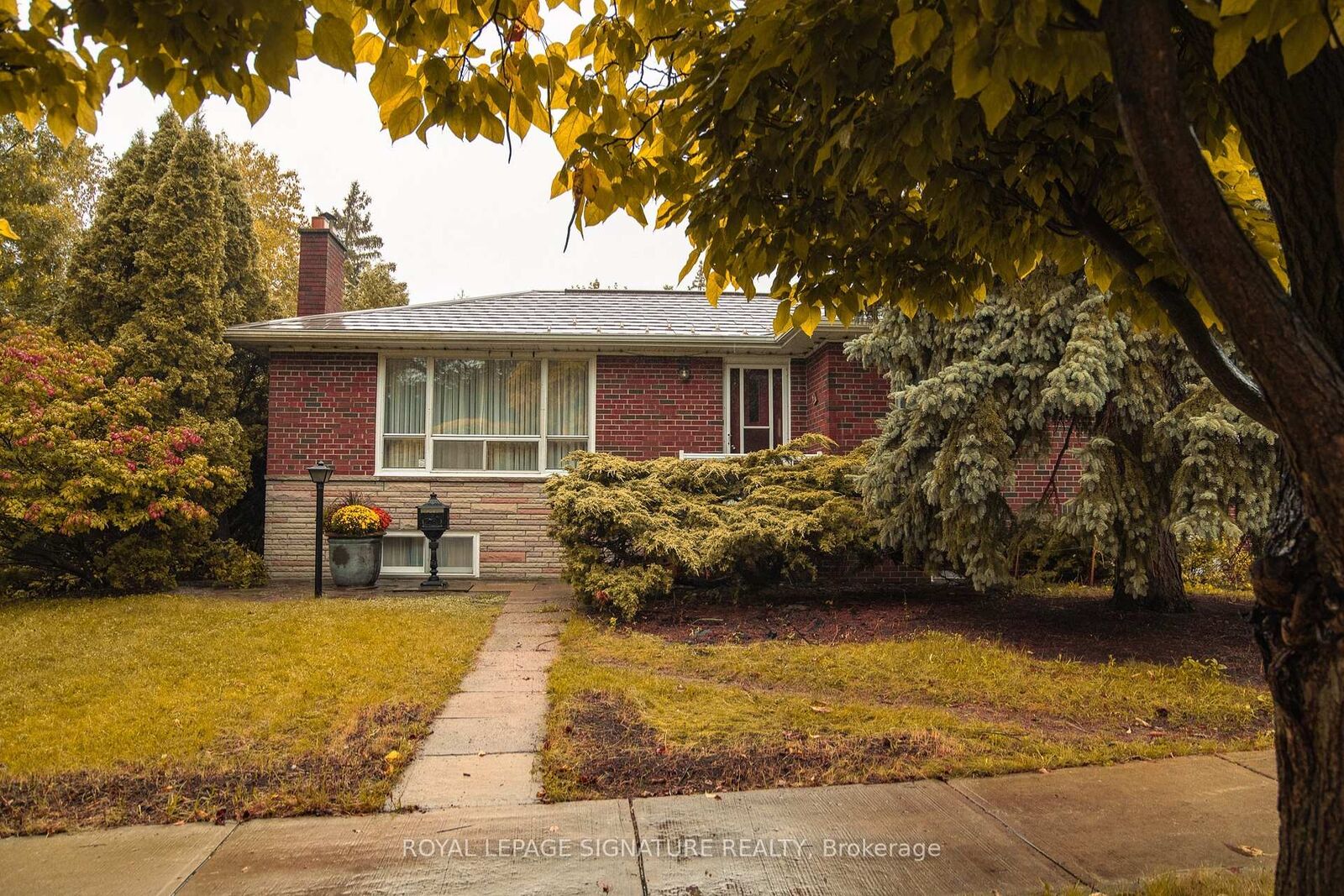 Property Photo:  2 Brantwood Drive  ON M1H 2G6 