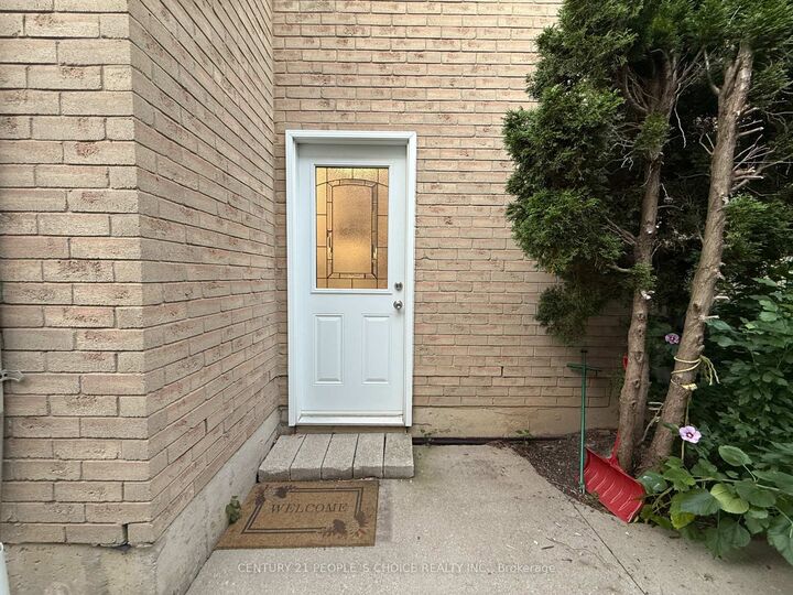 Property Photo:  2906 Peacock Drive Bsmt  ON L5M 5S2 