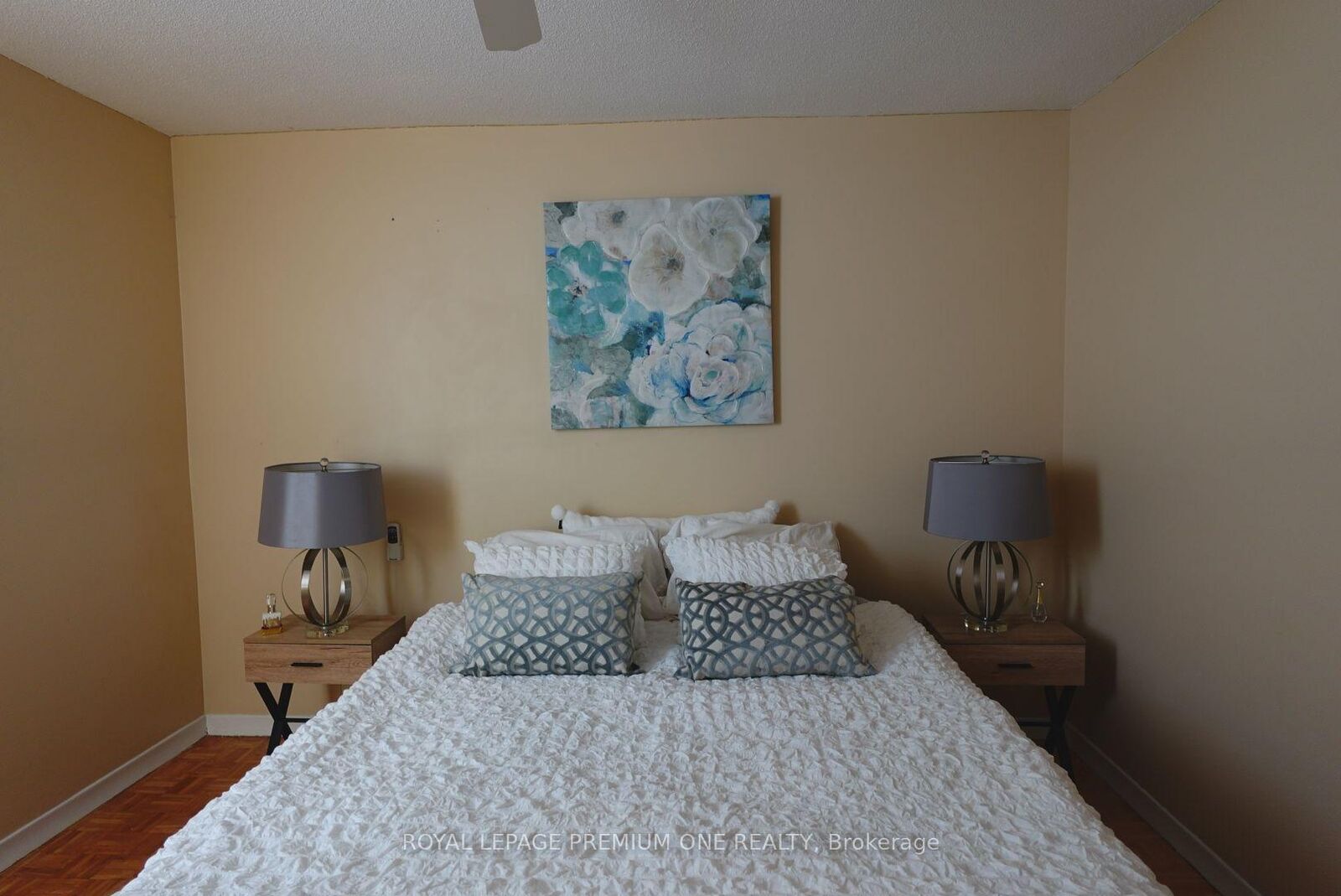 Property Photo:  3065 Queen Frederica Drive 305  ON L4Y 3A3 