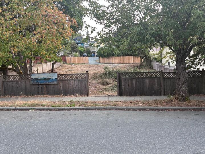 Property Photo: 415 Prideaux St BC V9R 2N6