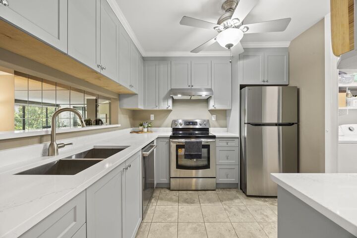 Property Photo: 15313 19 Avenue 212 BC V4A 1X6