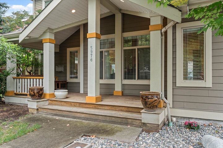 Photo de la propriété: 5976 Matsqui Street BC V2R 0G6