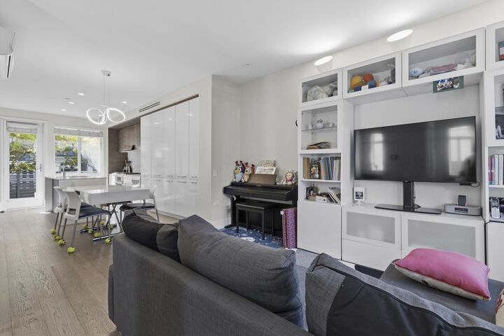 Property Photo: 276 W 62nd Avenue BC V5X 0H1