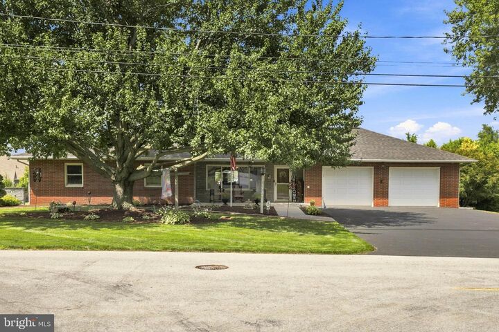 Property Photo: 215 Wynwood Drive PA 17584