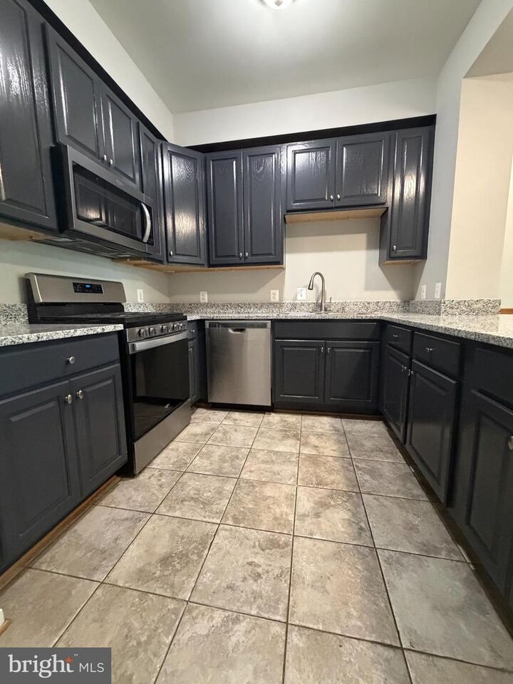 Property Photo:  1820 Cedar Cove Way 101  VA 22191 