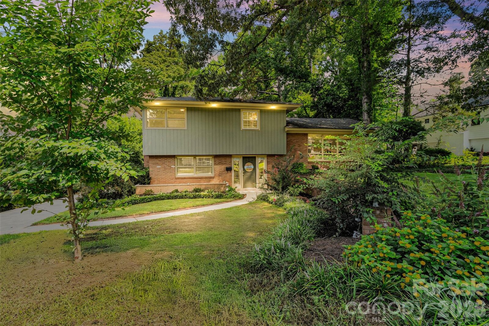 Property Photo:  2911 Arundel Drive  NC 28209 