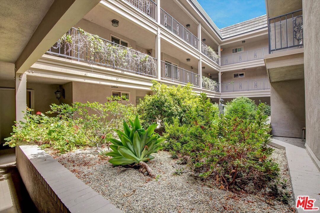 Property Photo: 439 N Doheny Dr, Unit 204 CA 90210