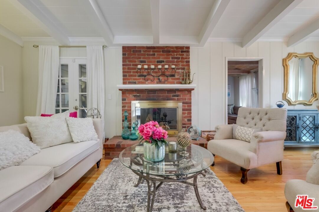 Property Photo: 21447 Providencia St CA 91364