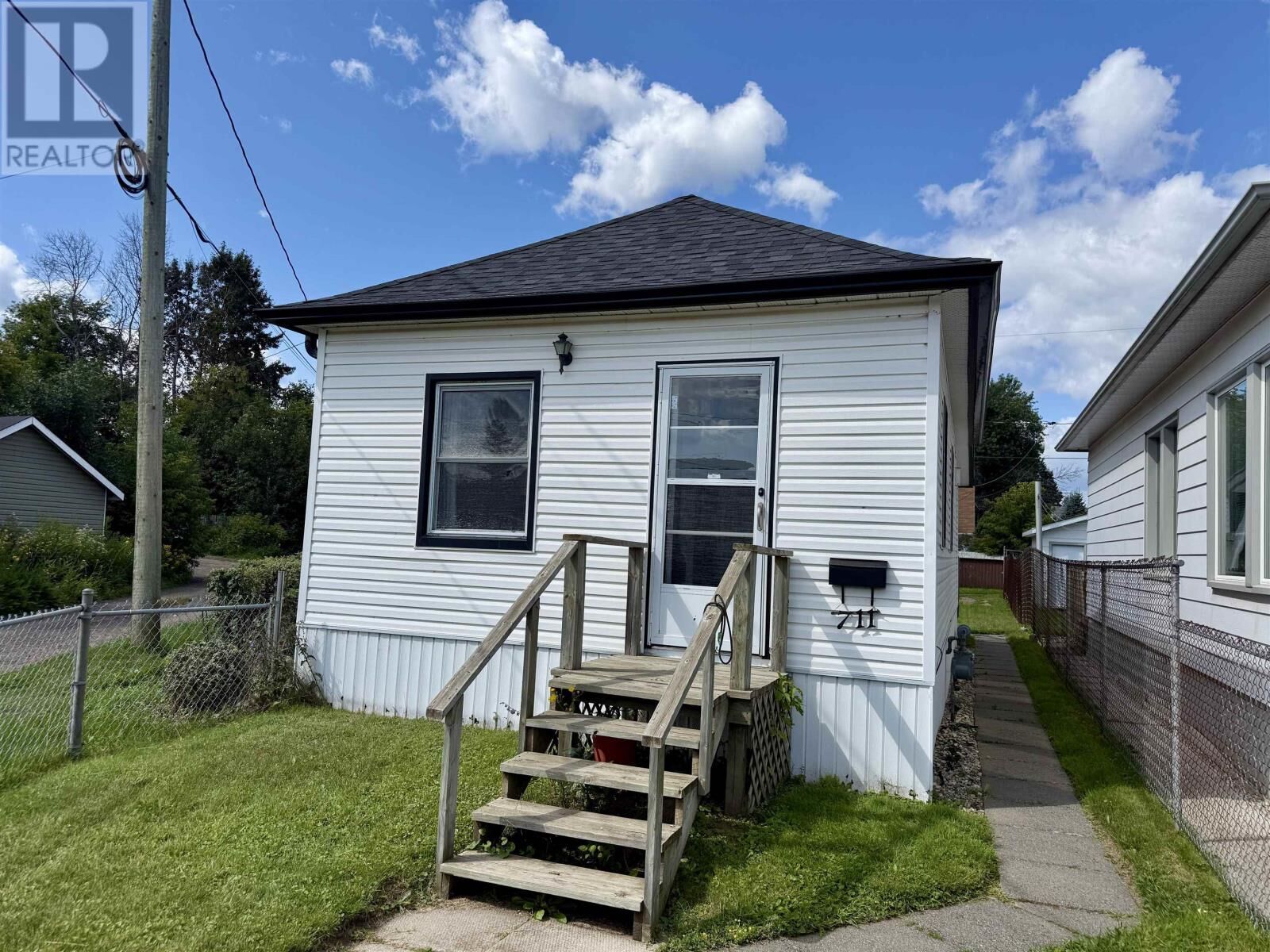 Property Photo:  711 Brodie St N  ON P7C 3T8 