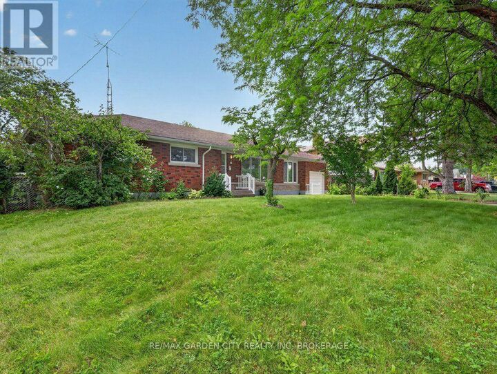 Property Photo: 8 Champa Drive ON L2M 3K2