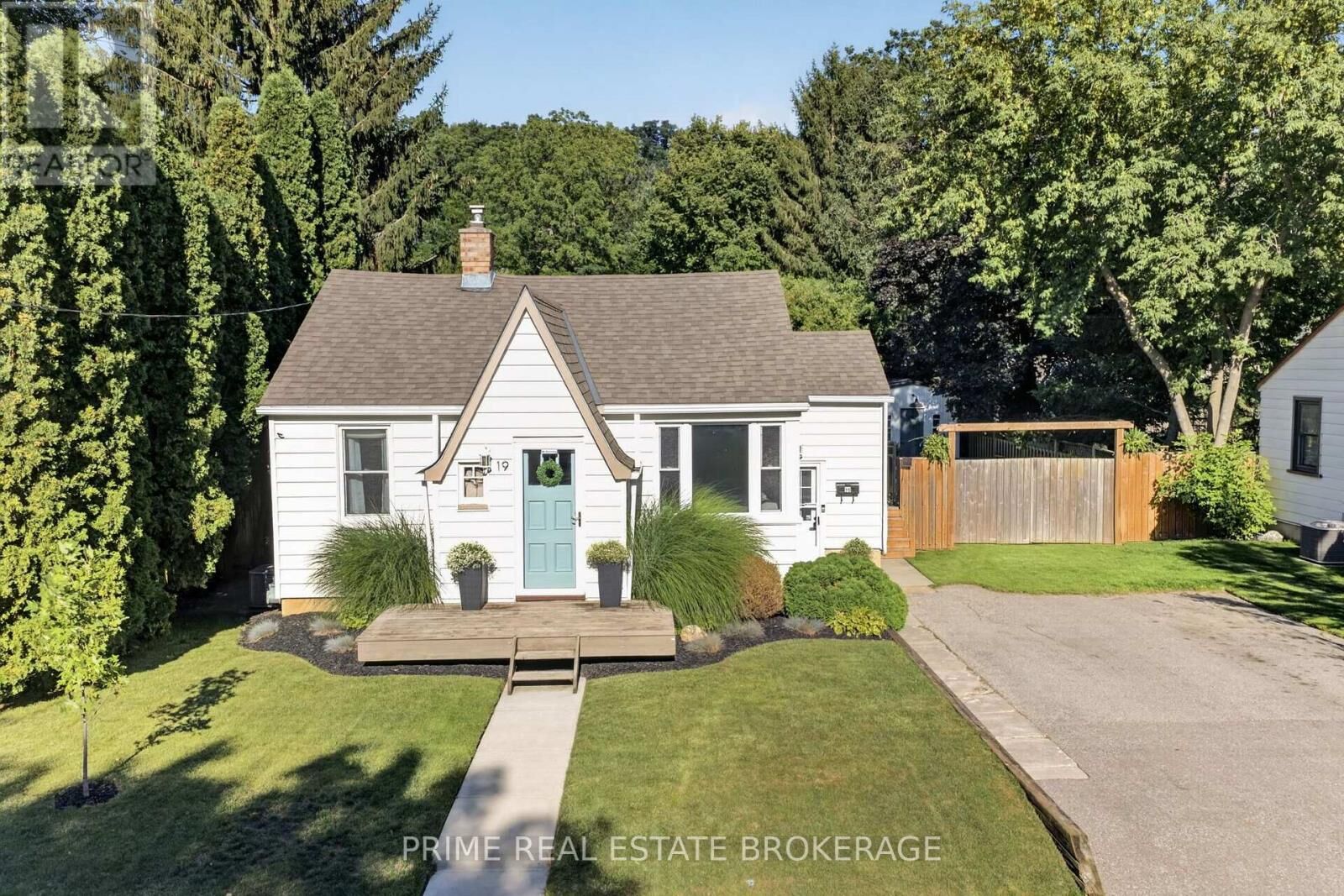 Property Photo:  19 Garden Avenue  ON N0L 1E0 