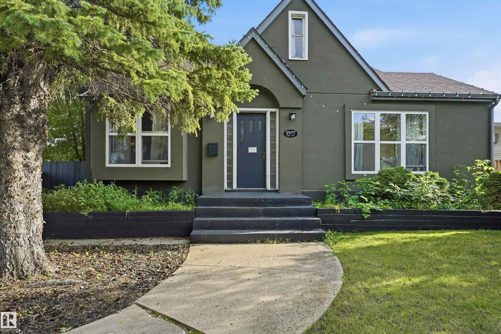 Property Photo:  5507 49 Avenue  AB T9A 0R5 