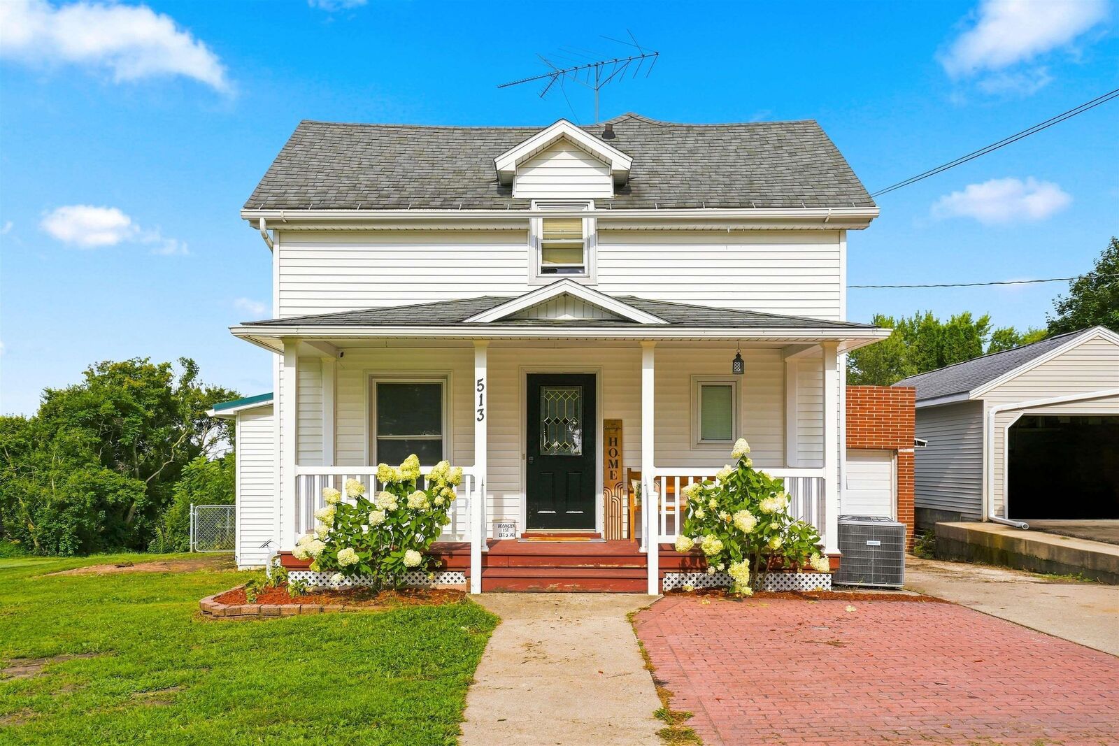 Property Photo:  513 Commercial Street  IA 52076 