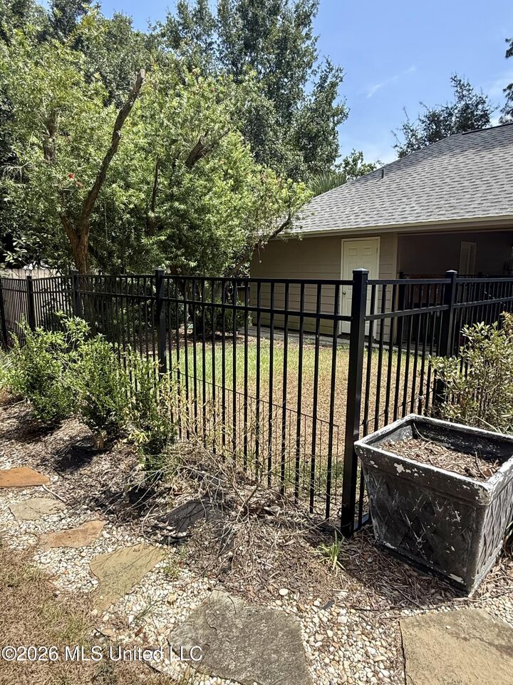 Property Photo:  1402 Abbeyville Street  MS 39581 