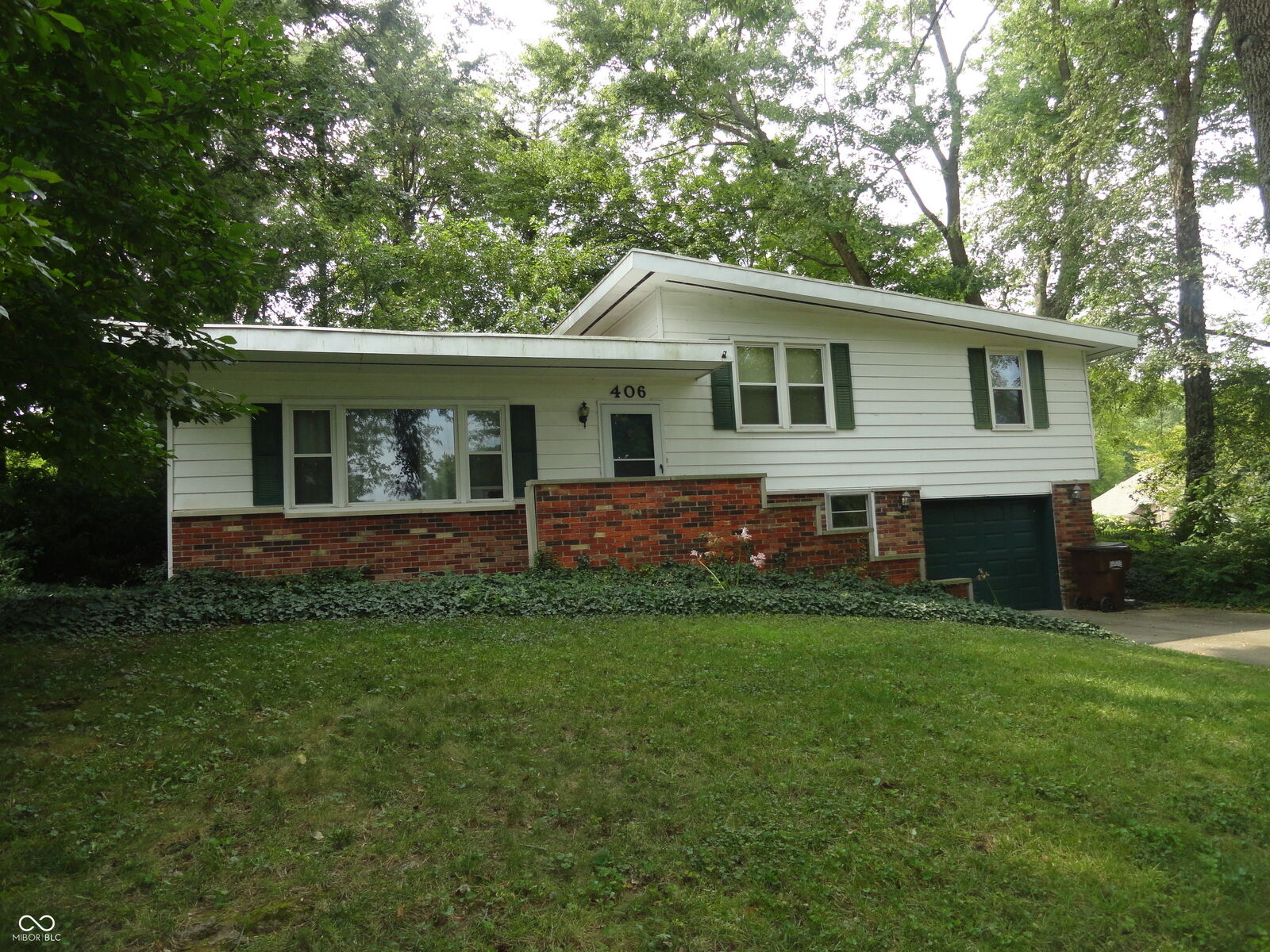 Property Photo:  406 Colvin Court  IN 47274 