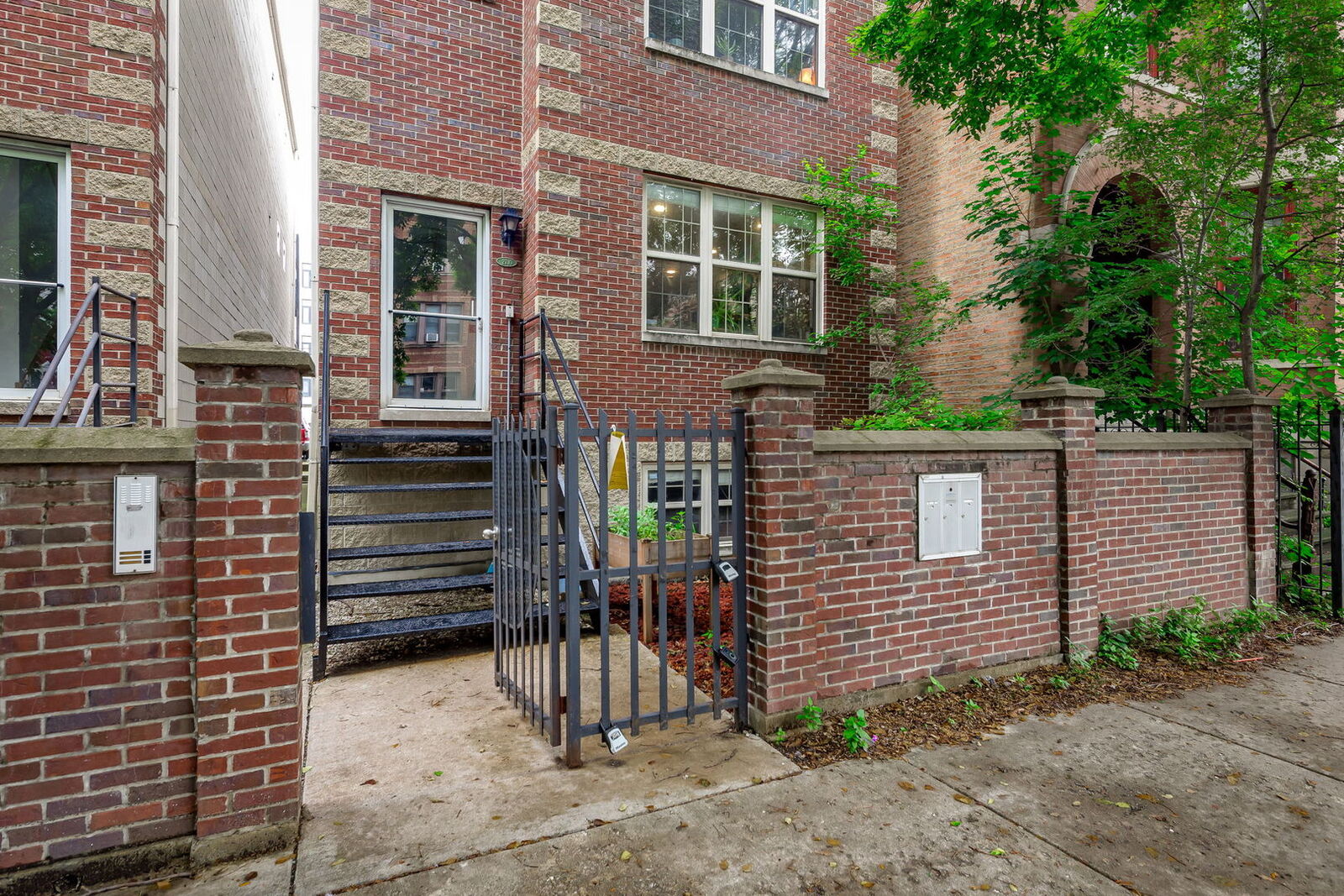 Property Photo:  2710 W Haddon Avenue 1  IL 60622 