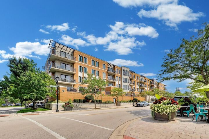 Property Photo:  135 S York Street 520  IL 60126 