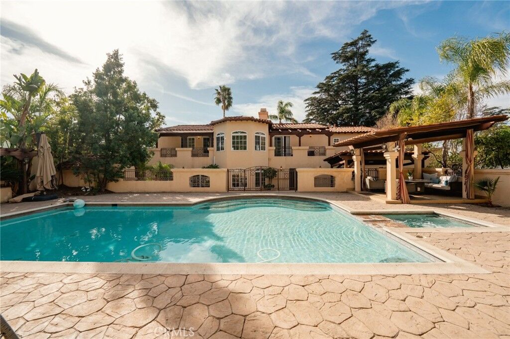 Property Photo:  828 S Sunset Canyon  CA 91501 