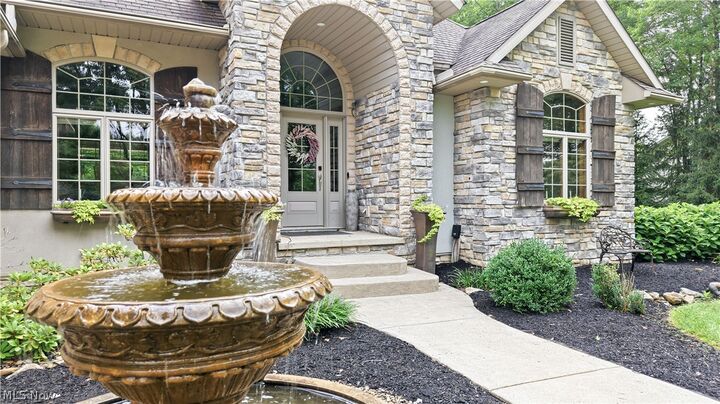Property Photo:  5560 Oak Hill Drive  OH 44481 