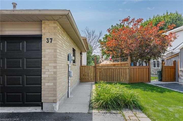 Property Photo:  37 Sandalwood Drive  ON N1P 1A9 