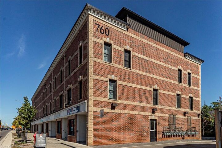 Property Photo: 760 Lakeshore Road E 201 ON L5E 1C7