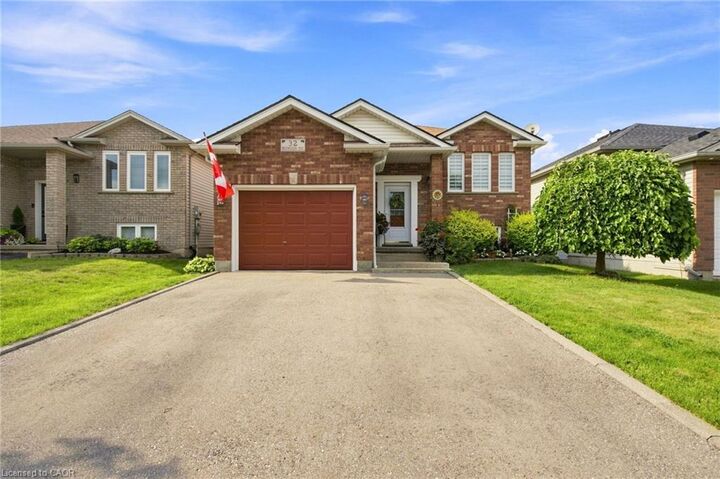 Property Photo: 32 Brewster Way ON N3T 6N4