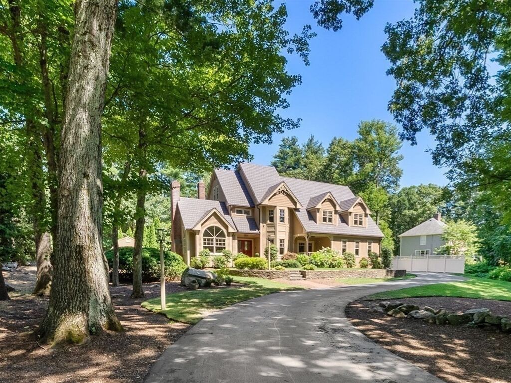 Property Photo:  5 Queen Anne Rd  MA 01748 