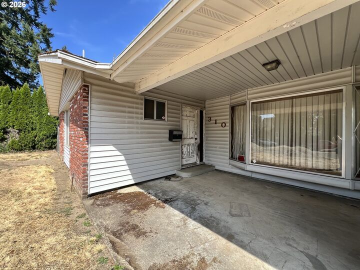 Property Photo:  310 SE Dayton Ave  OR 97128 