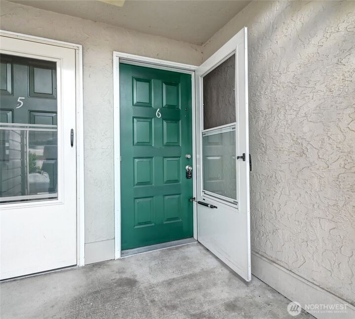 Property Photo:  1102  8th Street NE 6  WA 98002 