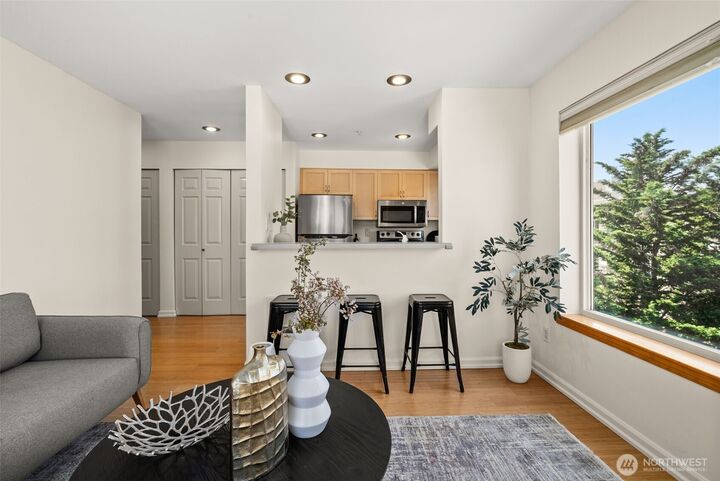 Property Photo: 712 E Denny Way 501 WA 98122