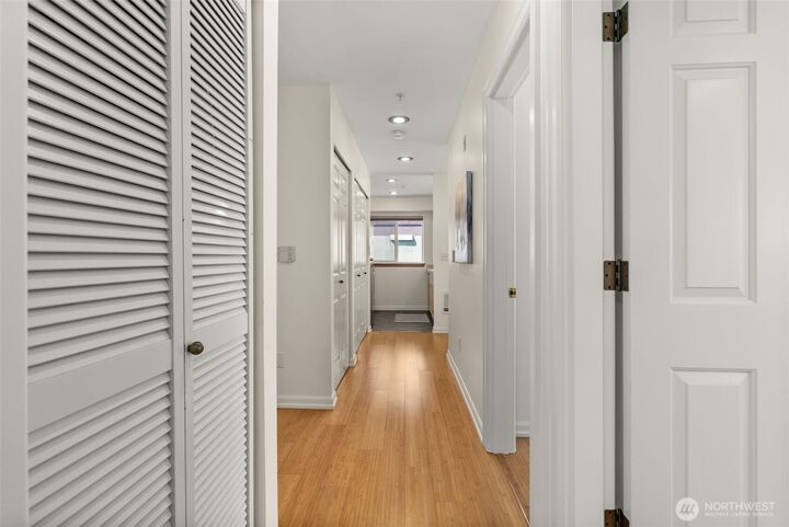 Property Photo: 712 E Denny Way 501 WA 98122