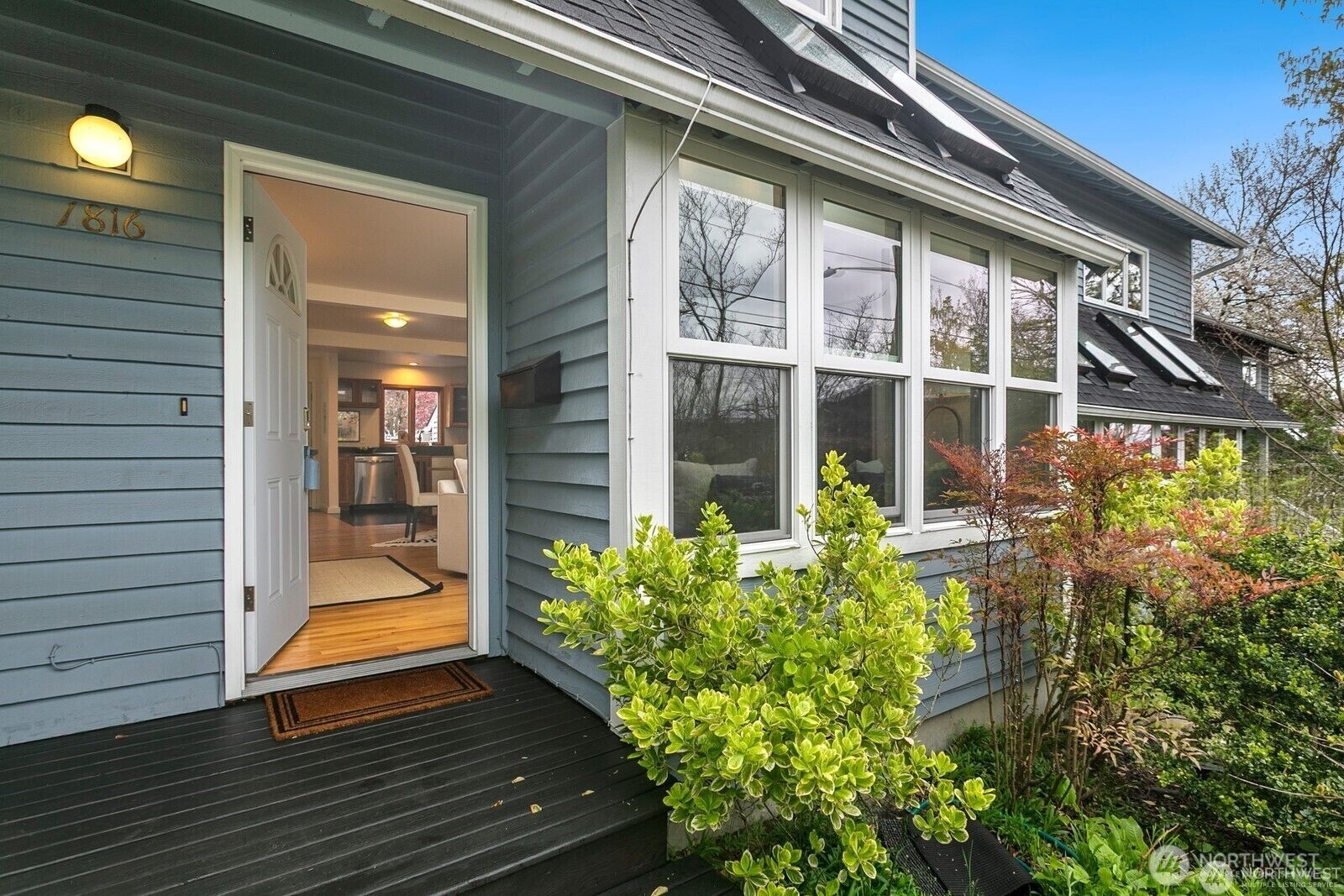 Property Photo: 1816 E Jefferson Street B WA 98122