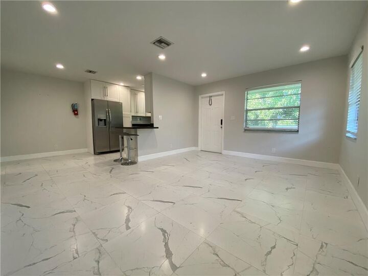 Property Photo:  624 NE 10th Avenue 5  FL 33304 