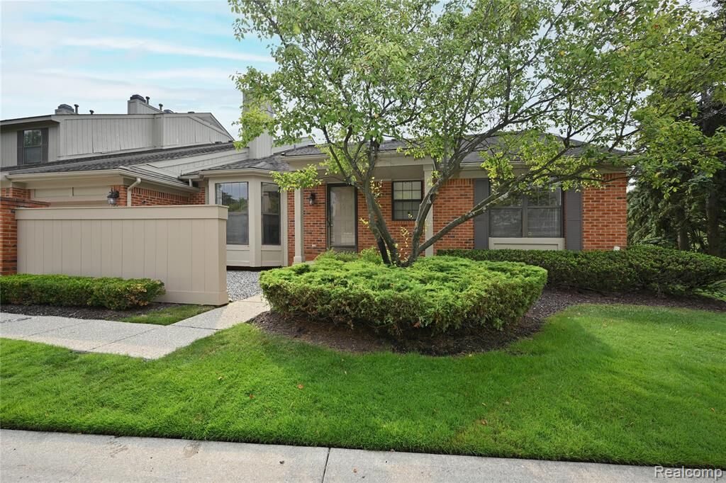Property Photo:  7274 Westchester Road 8  MI 48322 