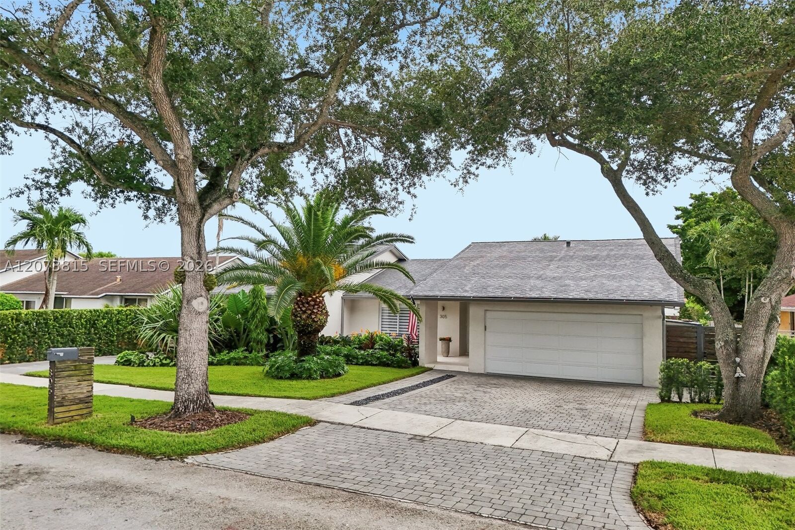 Property Photo:  305 SW 134th Ct  FL 33184 