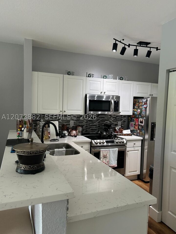 Property Photo:  3370 NE 13th Cir Dr 106-20  FL 33033 