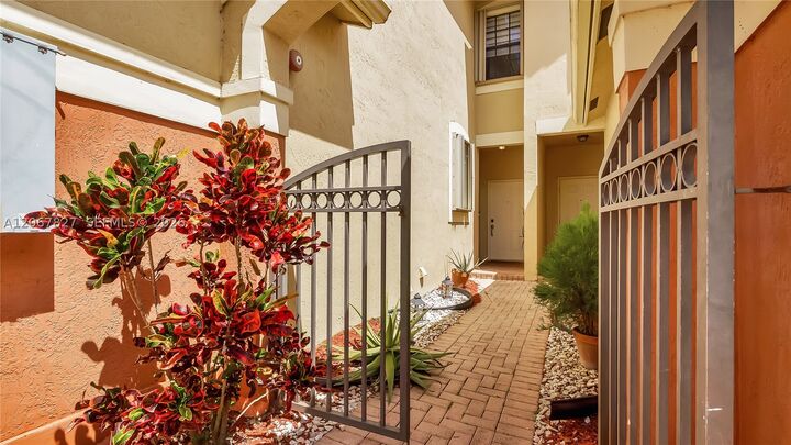 Property Photo:  3889 Tree Top Dr 3889  FL 33332 