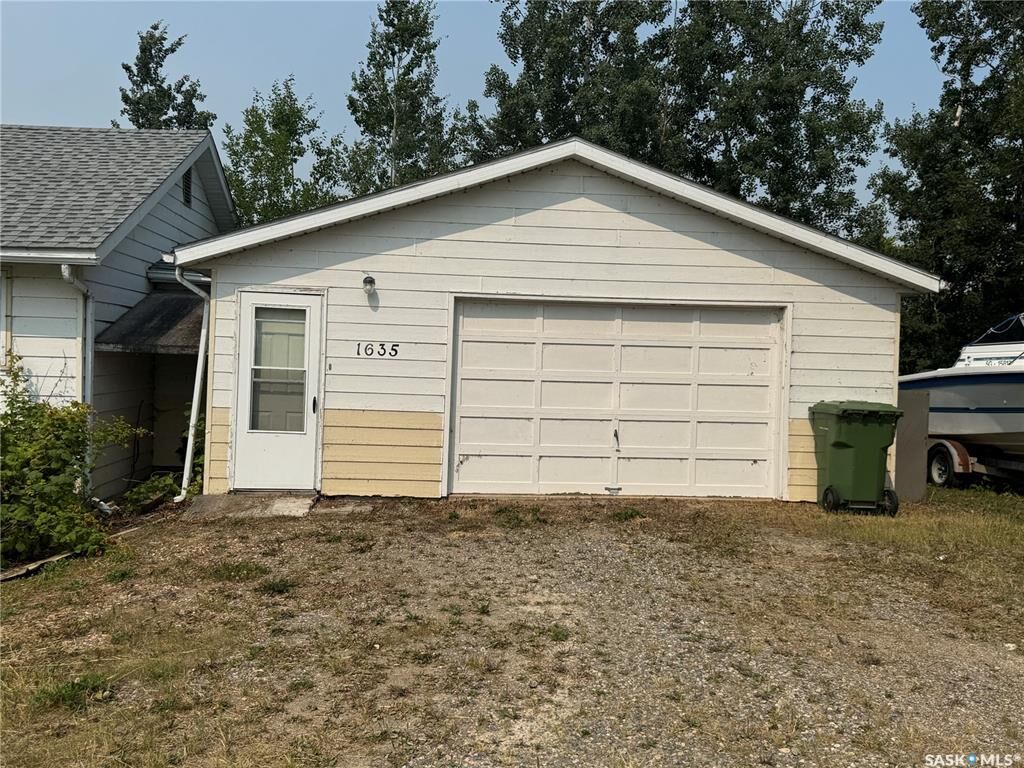 Property Photo:  1635 Bay Avenue N  SK S0J 1L0 
