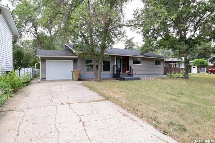 Property Photo: 34 Elmwood Place SK S4S 5M3