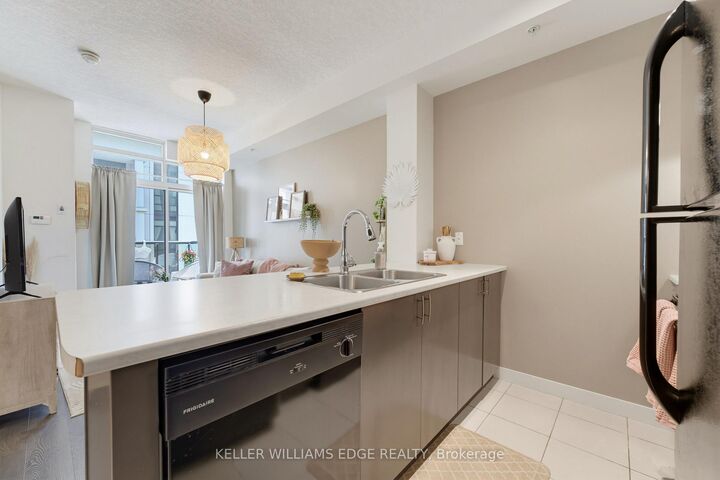 Property Photo:  85 Robinson Street 608  ON L8P 0B9 
