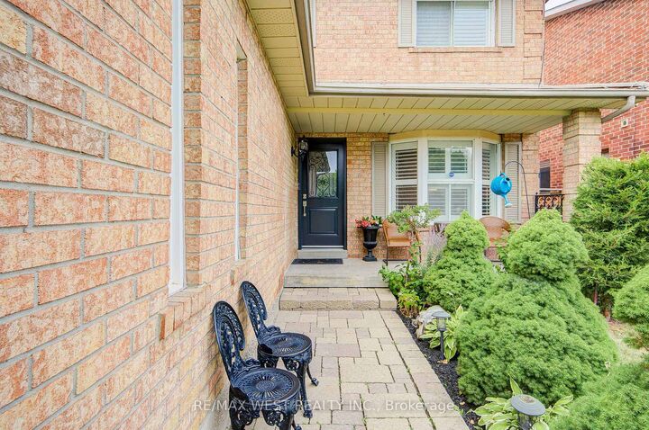 Property Photo: 8 Ballycastle Crescent ON L6Z 2V5