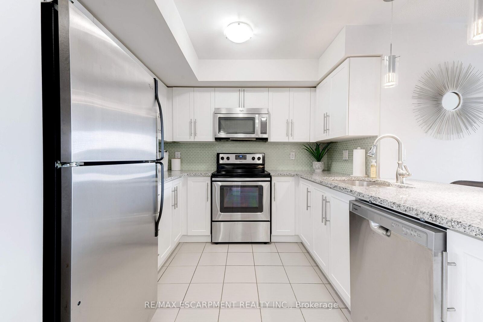 Photo de la propriété:  1045 Nadalin Heights 406  ON L9T 8R5 