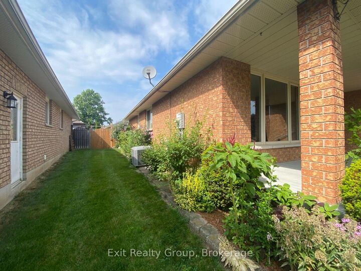 Property Photo:  60 Oak Ridge Boulevard  ON K8N 5W2 