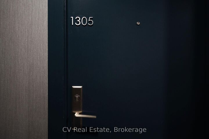 Property Photo:  95 Bathurst Street 1305  ON M5V 0H7 