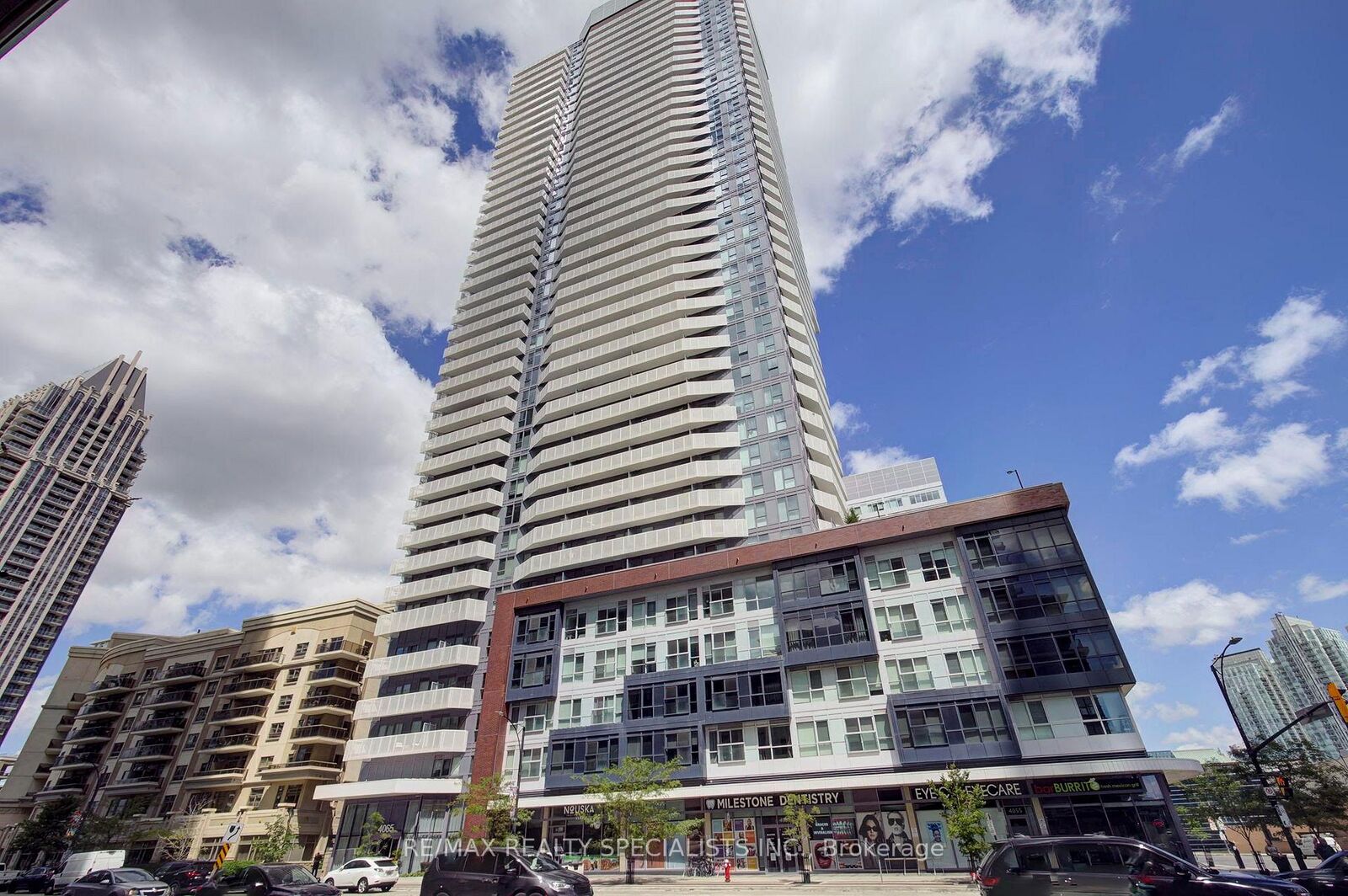 Property Photo:  4065 Confederation Parkway 1611  ON L5B 0L4 