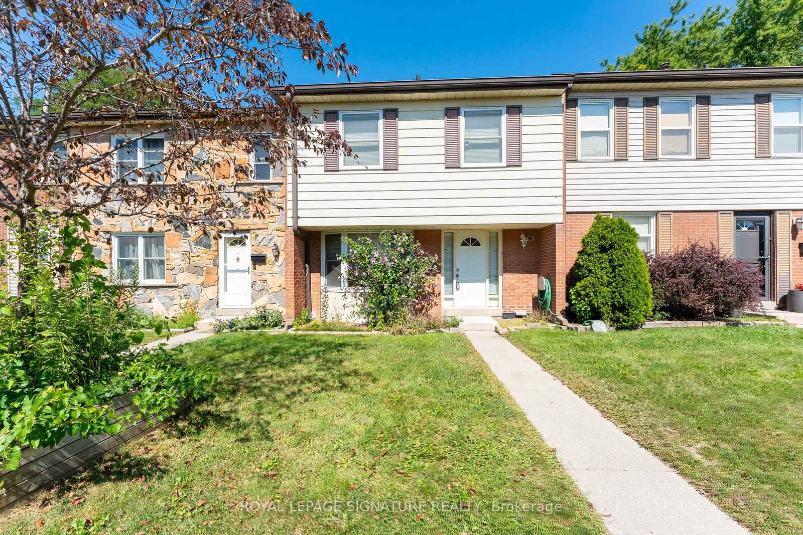 Property Photo:  2825 Gananoque Drive 40  ON L5N 1V6 