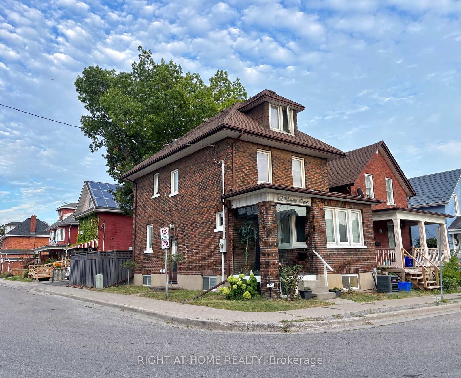 Property Photo: 62 Harold Street Main ON L1H 4Y3