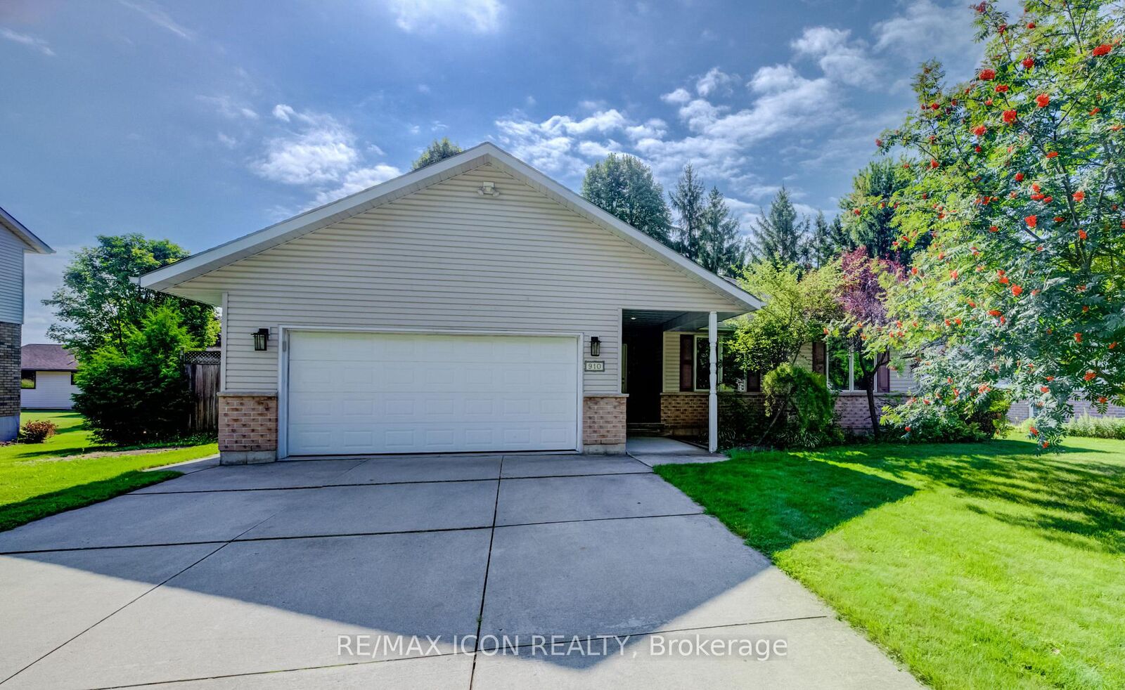 Property Photo:  910 Walton Avenue N  ON N4W 3R9 