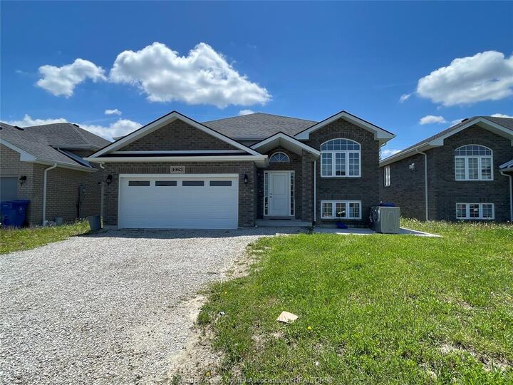 1063 Aspen Ridge Crescent — photo 1
