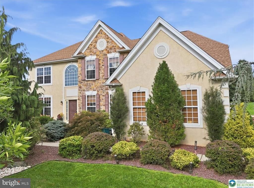 Property Photo: 18 Creek Court PA 18040
